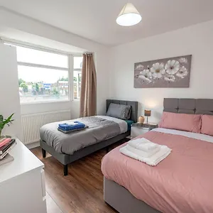 4 Bedrooms,2 Bathrooms House With Free Parking Plumstead (Greater London)
